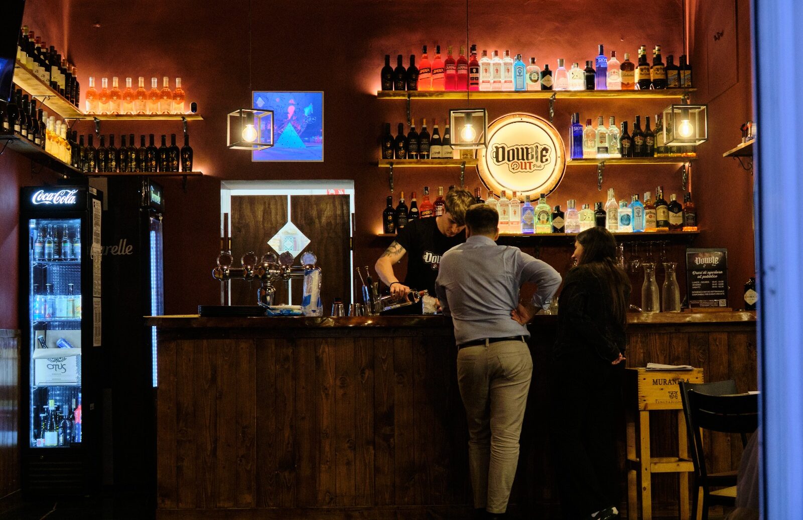 Clienti al banco Double Out Pub