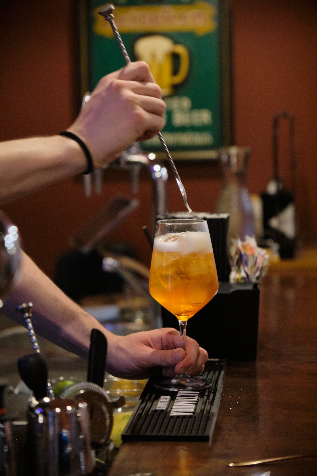 Servizio cocktails al Double Out Pub
